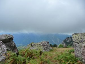 un-ciel-de-plomb-landes-et-nuages-vallee-ardengost