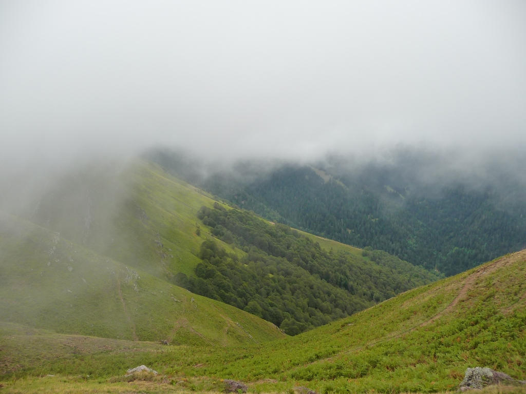 plus-bas-sentier-col-soneres-landes-et-nuages-vallee-ardengost