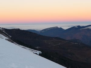 il-y-a-une-mer-nuages-au-dessus-plaine-sur-plo-del-naou