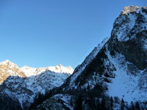 ligne-ombre-jeux-lumiere-ambiance-austere-et-sauvage-vallon-la-pez