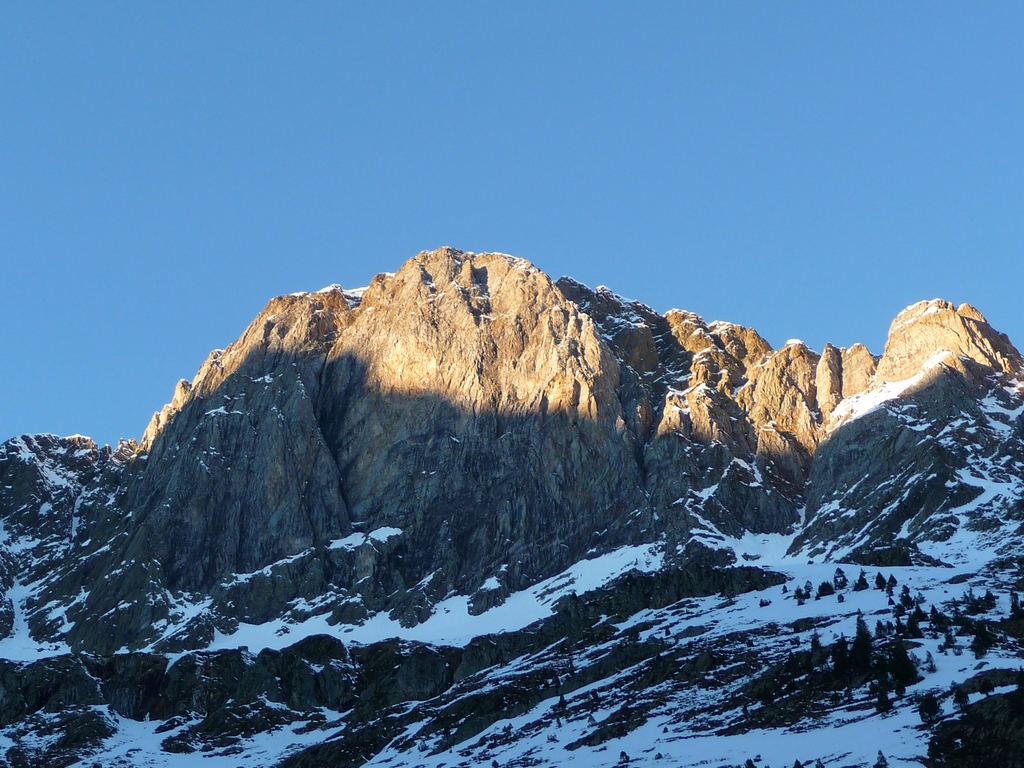 parois-pic-estos-ambiance-austere-et-sauvage-vallon-la-pez