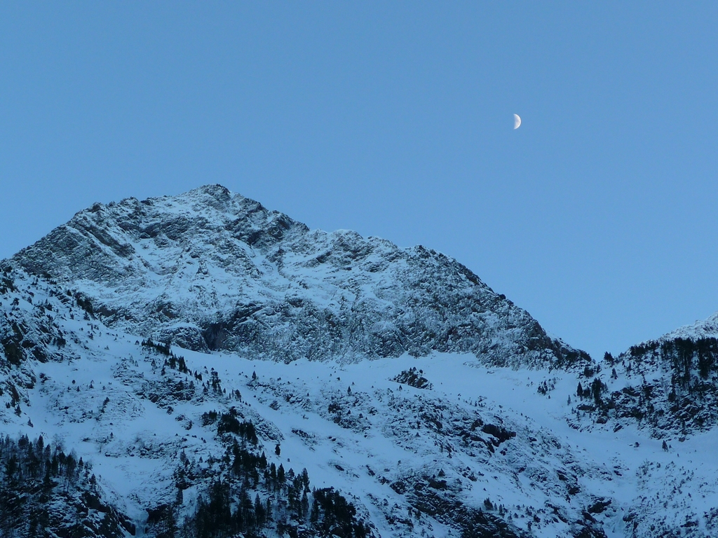 un-rendez-vous-avec-croissant-lune-ambiance-austere-et-sauvage-vallon-la-pez