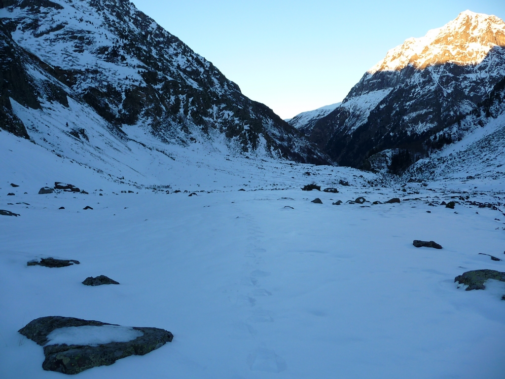 neige-porte-assez-mais-raquettes-sont-utiles-ambiance-austere-et-sauvage-vallon-la-pez