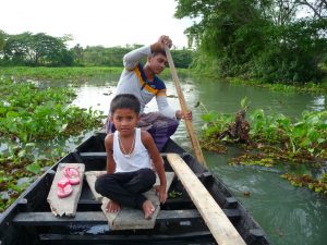 rubel-et-adnan-lors-deplacement-en-barque-sur-une-riviere-un-nouveau-voyage-chez-mes-amis-bangladesh