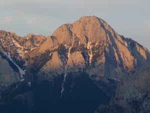 pena-montanesa-au-lever-jour-detail-fenetre-meteo-a-punta-llerga