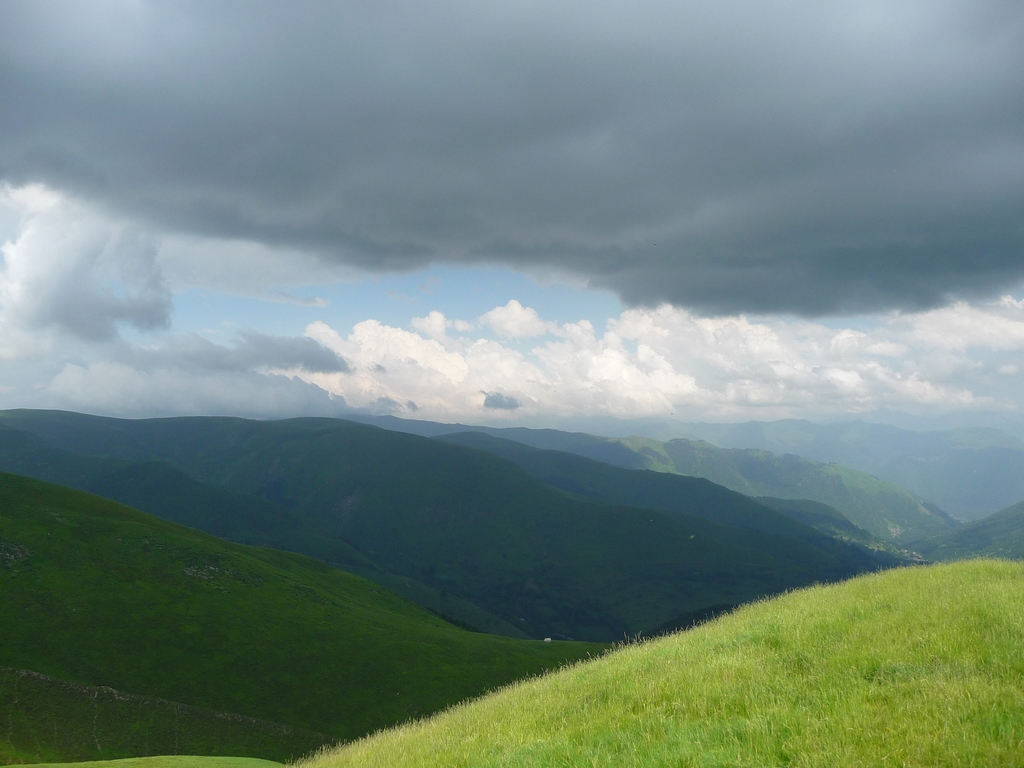 un-ciel-pesant-avance-au-dessus-vallee-larboust-cap-hount-nere