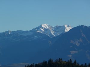 en-espagne-pare-un-manteau-neige-sa-majeste-posets-au-signal-de-bassia-a-la-tombee-du-jour