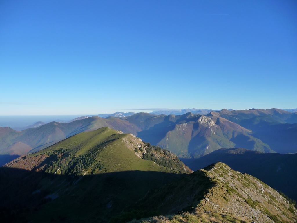 une-multitude-vallons-et-vallees-au-signal-de-bassia-a-la-tombee-du-jour