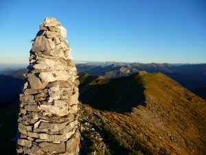 maintenant-lumiere-a-change-cairn-sommital-au-signal-de-bassia-a-la-tombee-du-jour