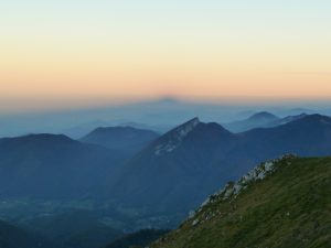 a-quelle-montagne-appartient-jeu-ombre-au-dessus-plaine-au-signal-de-bassia-a-la-tombee-du-jour