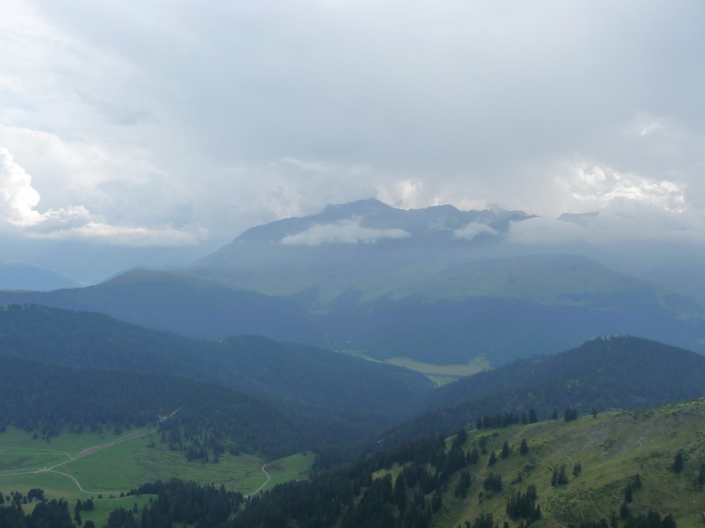 il-fait-terne-vers-arbizon-des-nuages-et-des-monts-signal-de-bassia-en-septembre