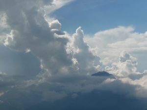 pic-midi-bigorre-emerge-masse-nuageuse-des-nuages-et-des-monts-signal-de-bassia-en-septembre