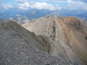 une-vue-depuis-cime-cotiella-sur-les-hauteurs-desertiques-du-cotiella-2