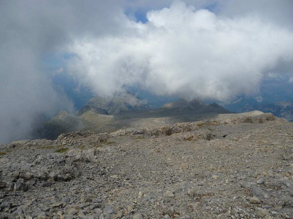 nuages-gagnent-terrain-sur-les-hauteurs-desertiques-du-cotiella-2