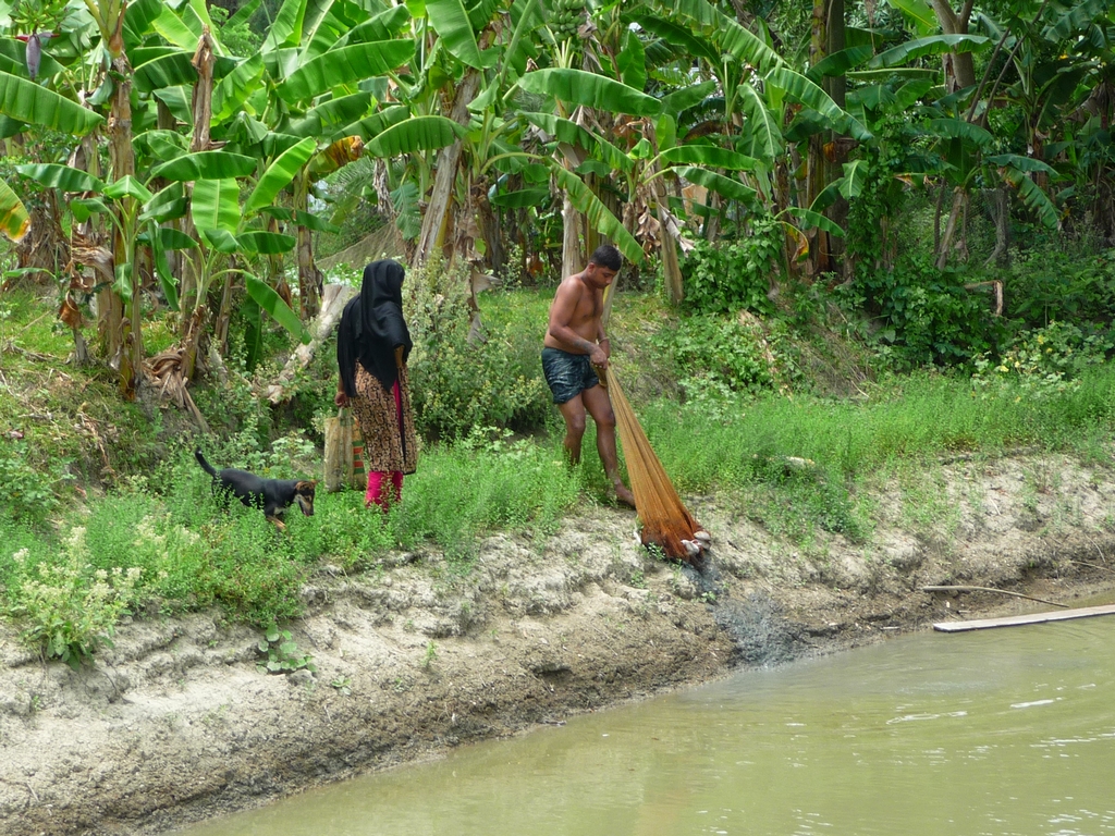 rubel-ramene-filet-berge-en-prenant-garde-pas-laisser-echapper-poissons-peche-traditionnelle-au-filet