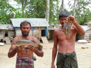 motahin-gauche-et-saiful-droite-exhibent-plus-belles-prises-peche-traditionnelle-au-filet