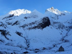 cabane-se-trouve-1620-metres-altitude-neige-de-la-toussaint-a-ourtiga