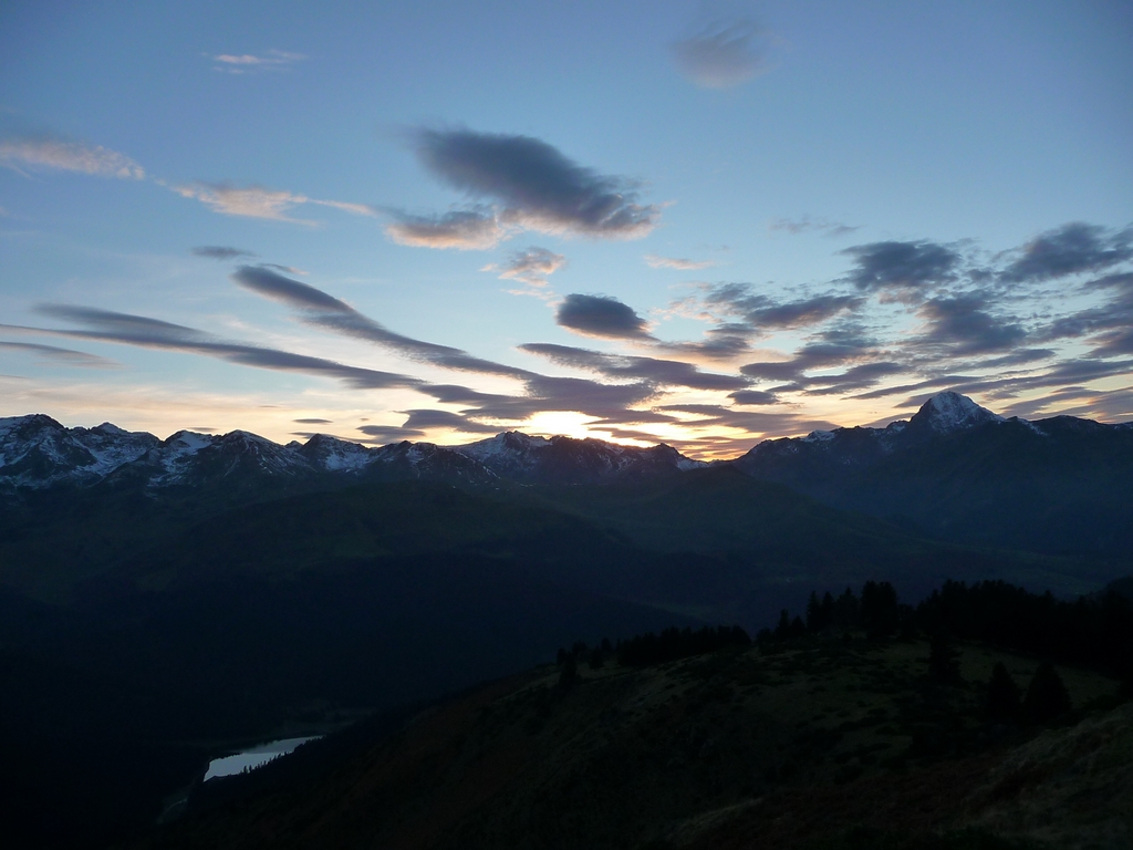 on-apercoit-encore-lac-payolle-les-laves-du-soir