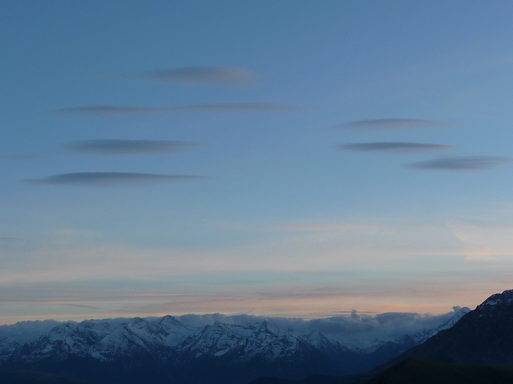 escadrille-lenticulaires-au-dessus-vallee-aure-les-laves-du-soir