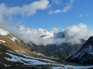 montagne-salcorz-se-situe-en-face-port-vieux-versant-espagnol