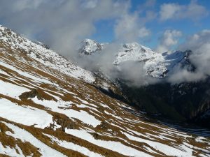 plus-haut-dans-pente-ou-alternent-bandes-herbe-et-neige-port-vieux-versant-espagnol