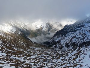 vue-du-dessus-vallee-pinara-curieux-aspect-zebre-port-vieux-versant-espagnol