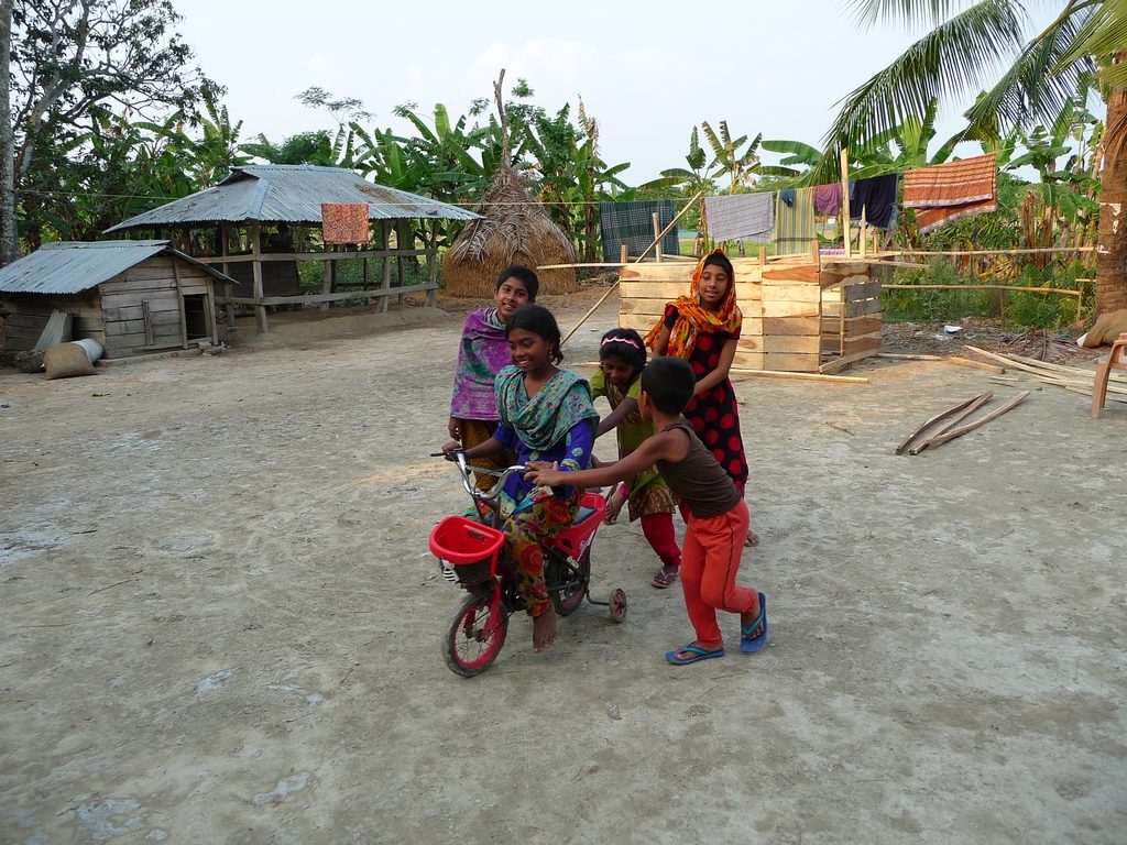 petit-tour-sur-velo-adnan-jeux-enfants