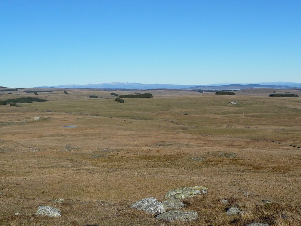 on-apercoit-au-loin-monts-cantal-noel-sur-aubrac