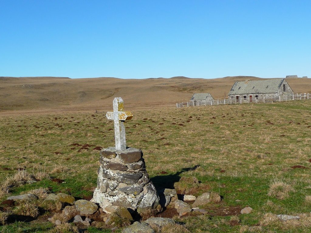 croix-defiant-temps-noel-sur-aubrac