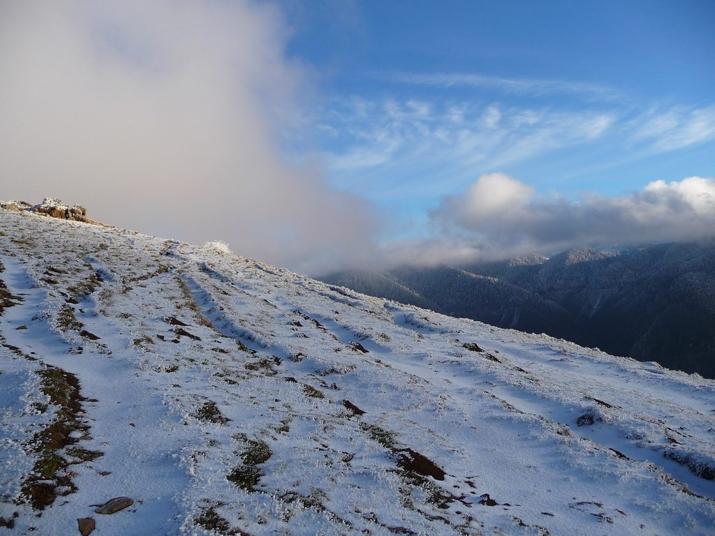 cote-baricave-sentes-restent-apparentes-balade-givrante-vers-montaut