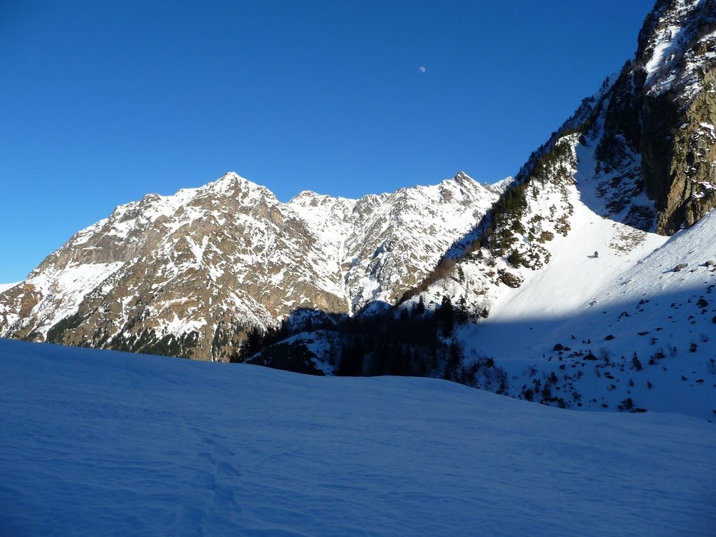 lune-deja-visible-en-randonnees-vallee-louron