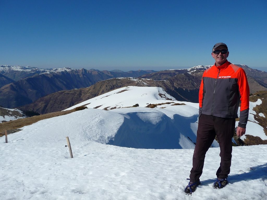 regis-crampons-aux-pieds-sommet-pic-arres-sur-crete-frontaliere-pic-aubas-pic-arres