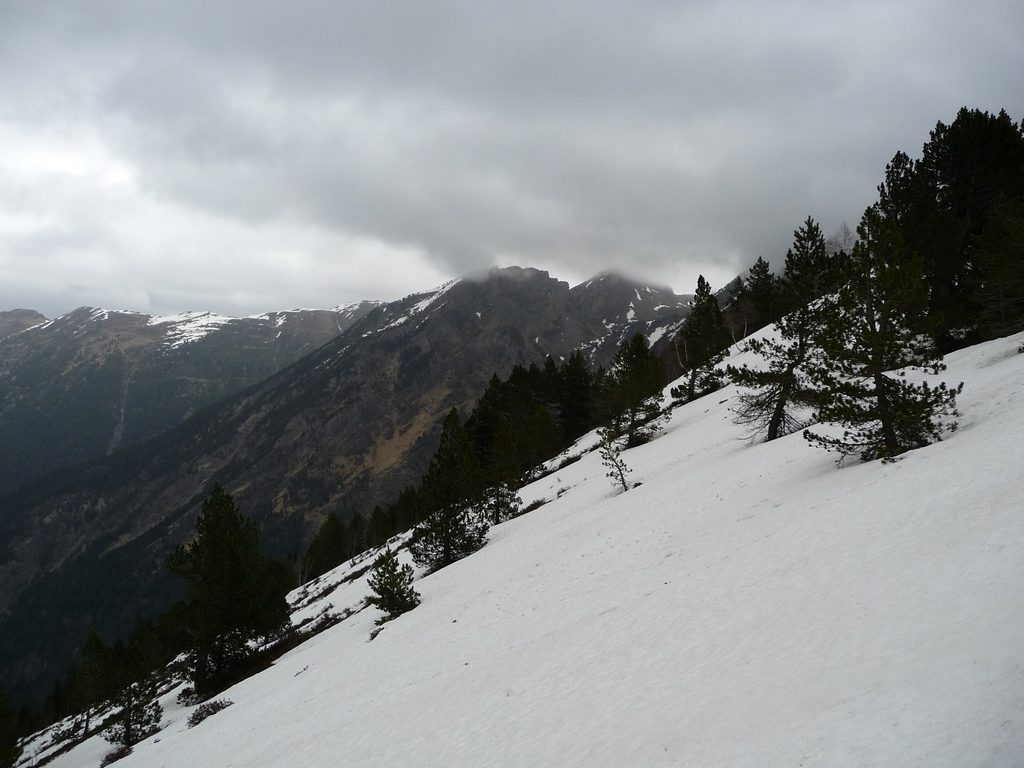 derniers-metres-en-raquettes-dans-neige-grisailles-rioumajou