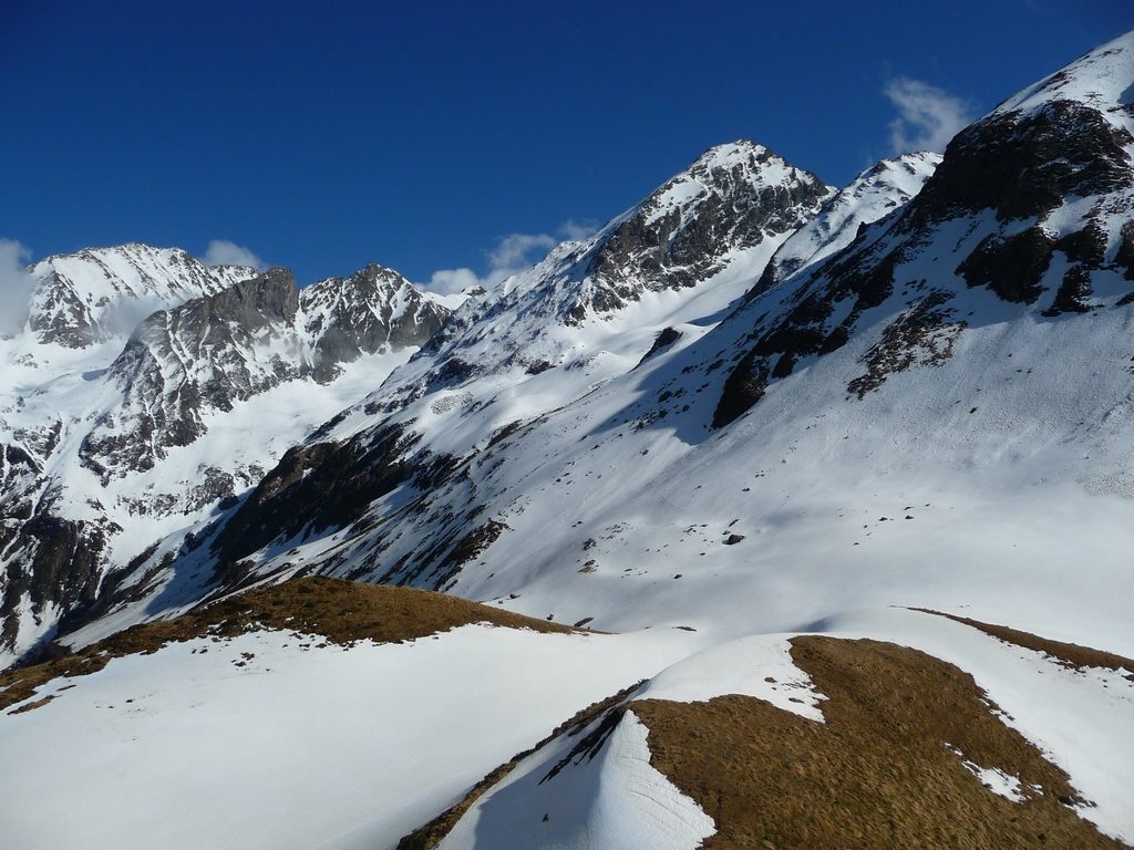 pic-estiouere-crete-hourgade-pic-nord-nere-de-droite-a-gauche-dans-val-aube