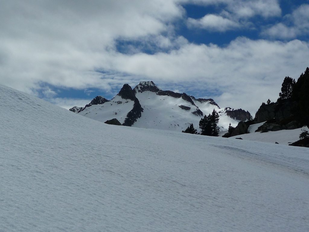 pic-neouvielle-surgit-par-dela-col-aumar-destination-raquettes-vallon-estibere