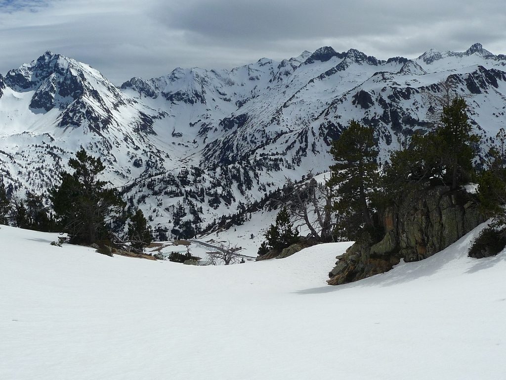 panorama-pic-mechant-a-gauche-au-pic-long-a-droite-destination-raquettes-vallon-estibere