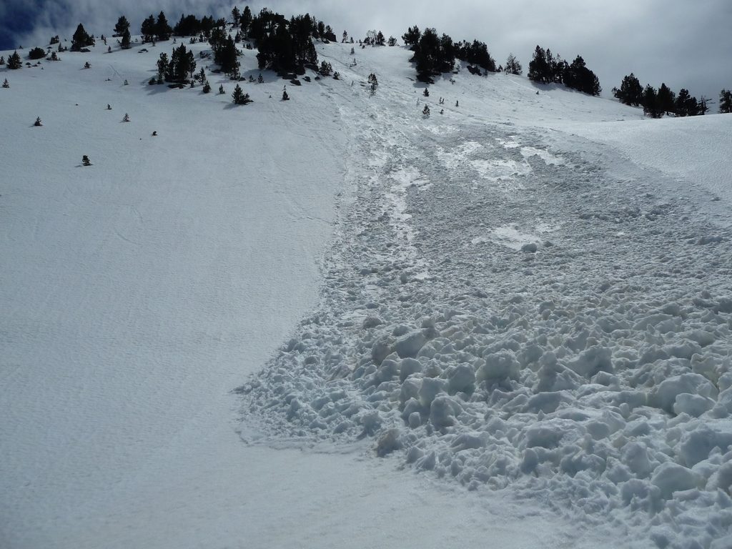 avalanche-partie-sur-pente-assez-faible-destination-raquettes-vallon-estibere