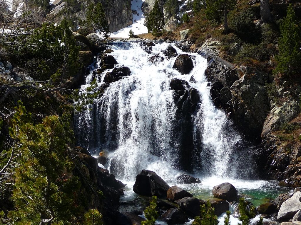 fameuse-cascade-dont-eaux-deviendront-garonne-trou-toro-col-toro