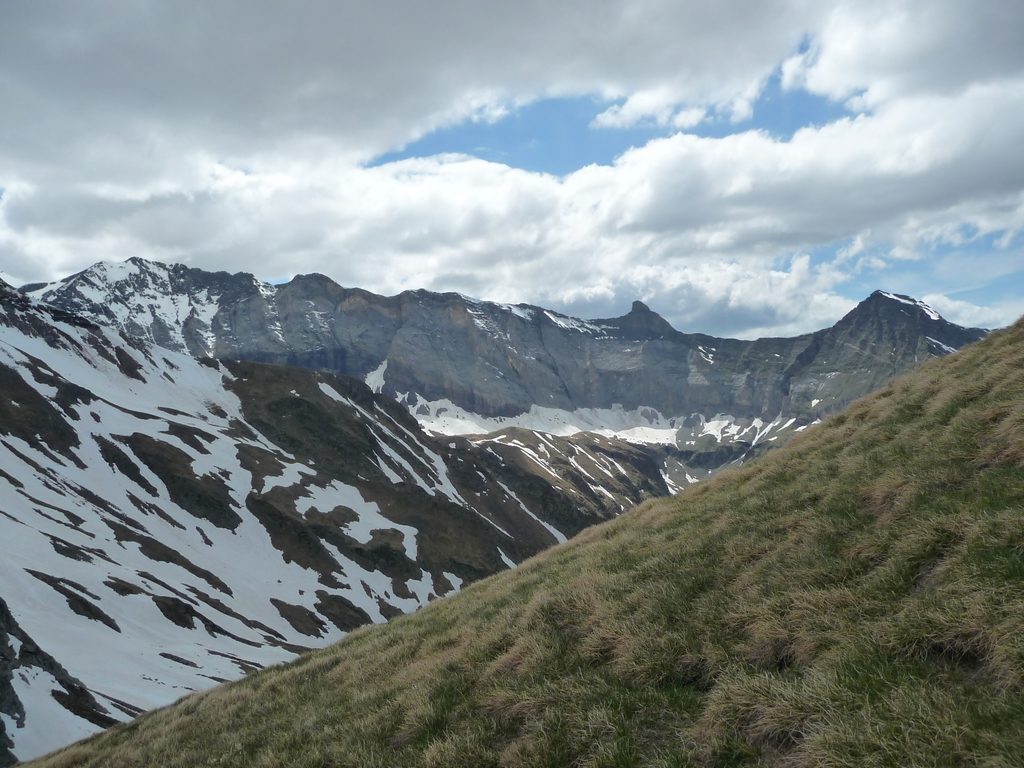 muraille-barroude-se-voit-ici-avec-pente-herbe-premier-plan-a-droite-crete-et-pic-aiguillette