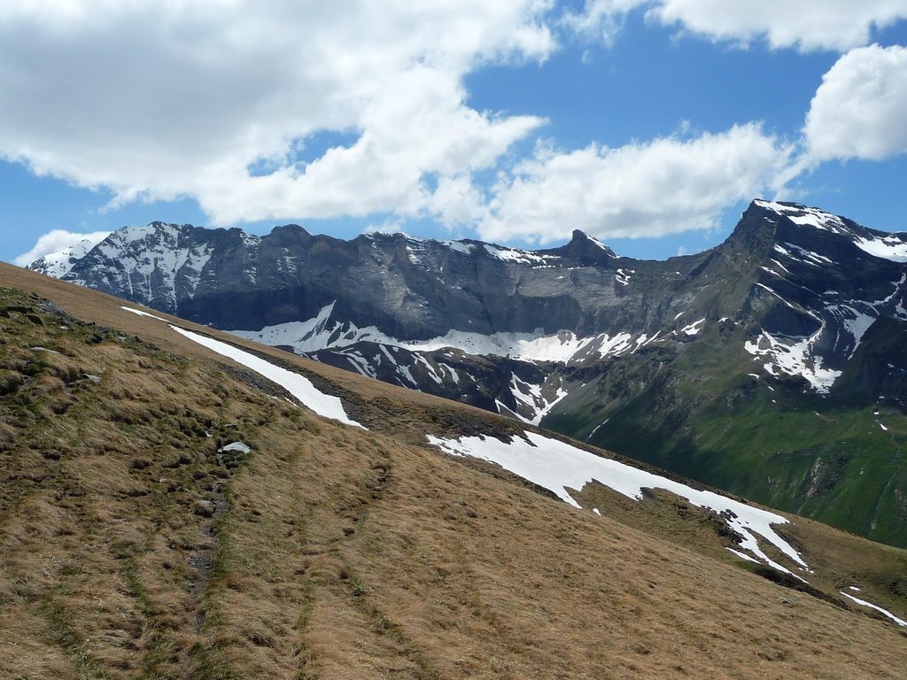 après-avoir-franchi-hourquette-muraille-barroude-apparait-dans-toute-splendeur-crete-et-pic-aiguillette