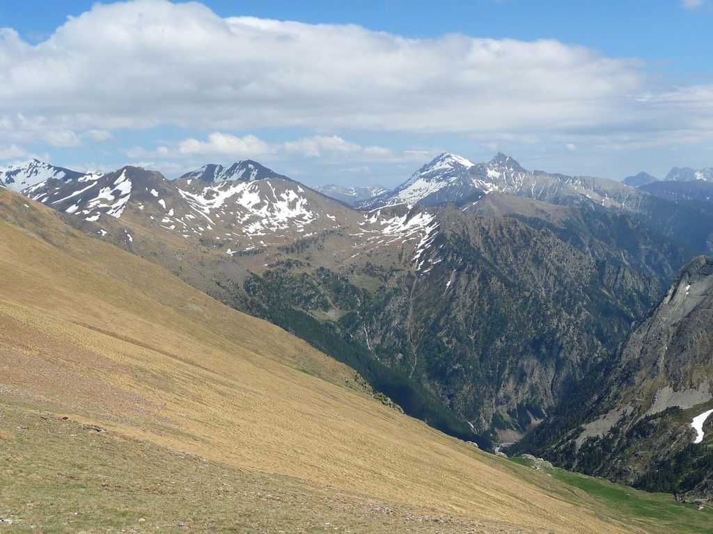 descente-dans-vallee-pinara-crete-et-pic-aiguillette