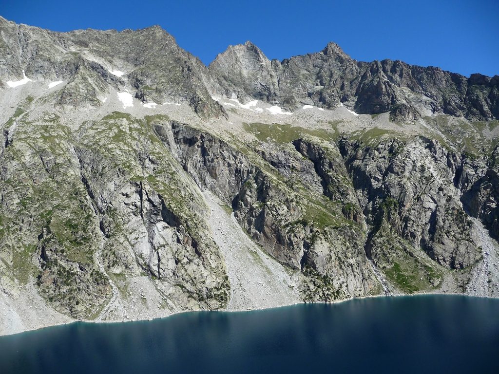 entre-bleu-ciel-et-bleu-lac-cap-de-long-cimes-altieres-neouvielle-montagne-cap-long-pic-campbieil-ascension-beau-3000