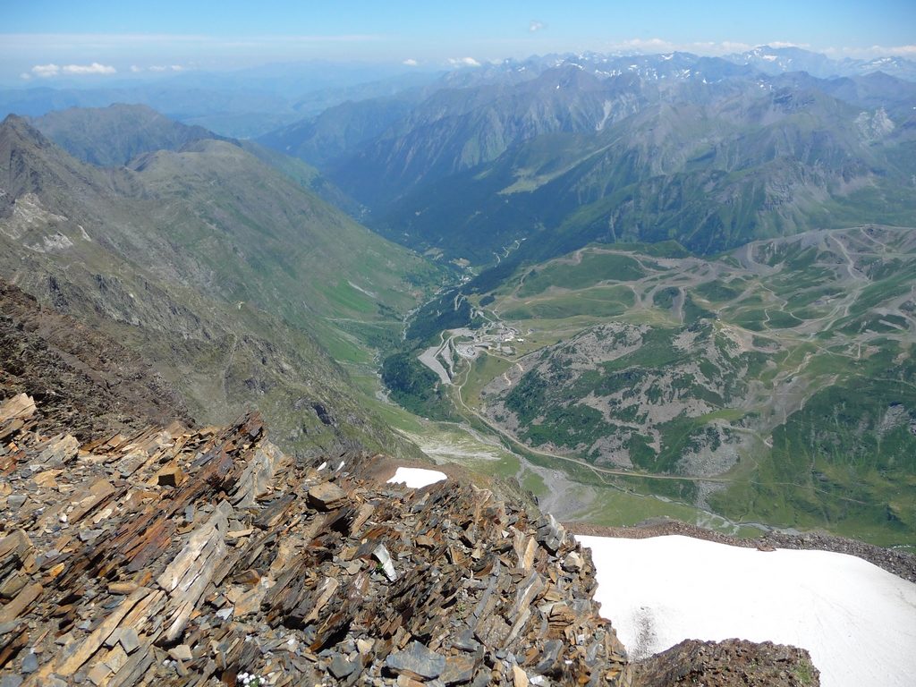 station-altitude-piau-engaly-en-contrebas-montagne-cap-long-pic-campbieil-ascension-beau-3000