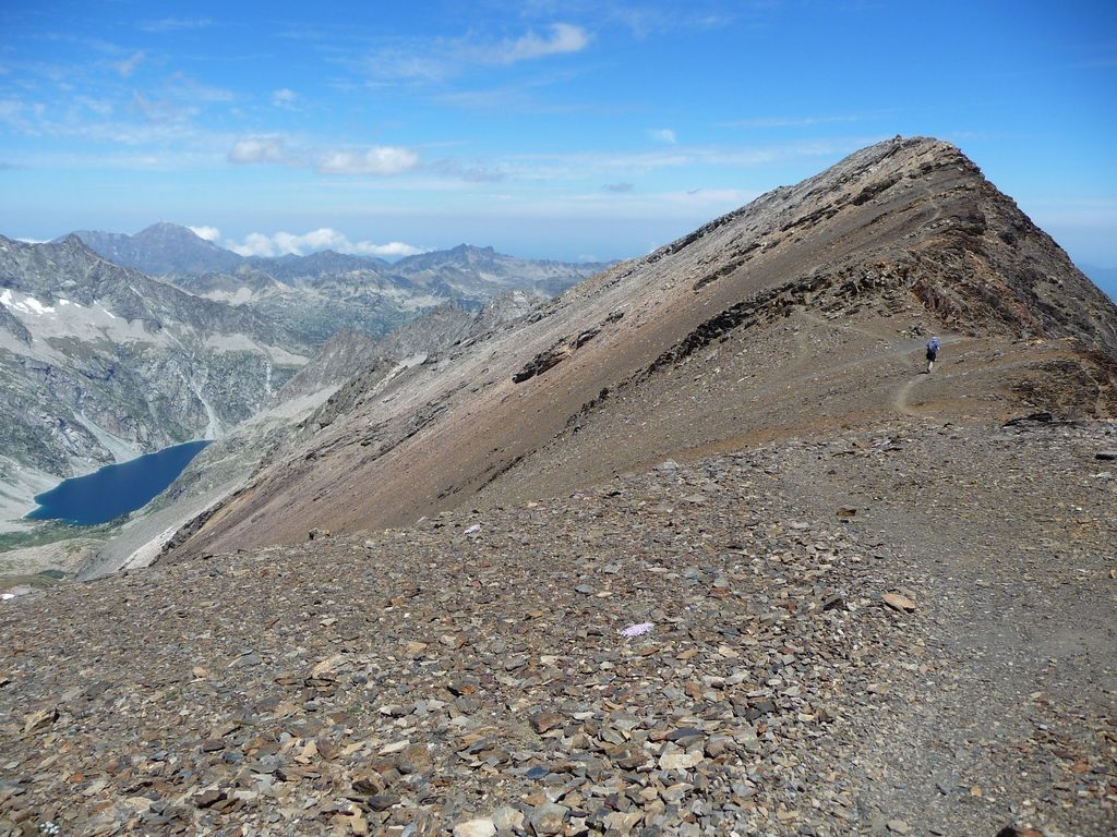 derniers-metres-avant-sommet-on-apercoit-lac-cap-de-long-montagne-cap-long-pic-campbieil-ascension-beau-3000