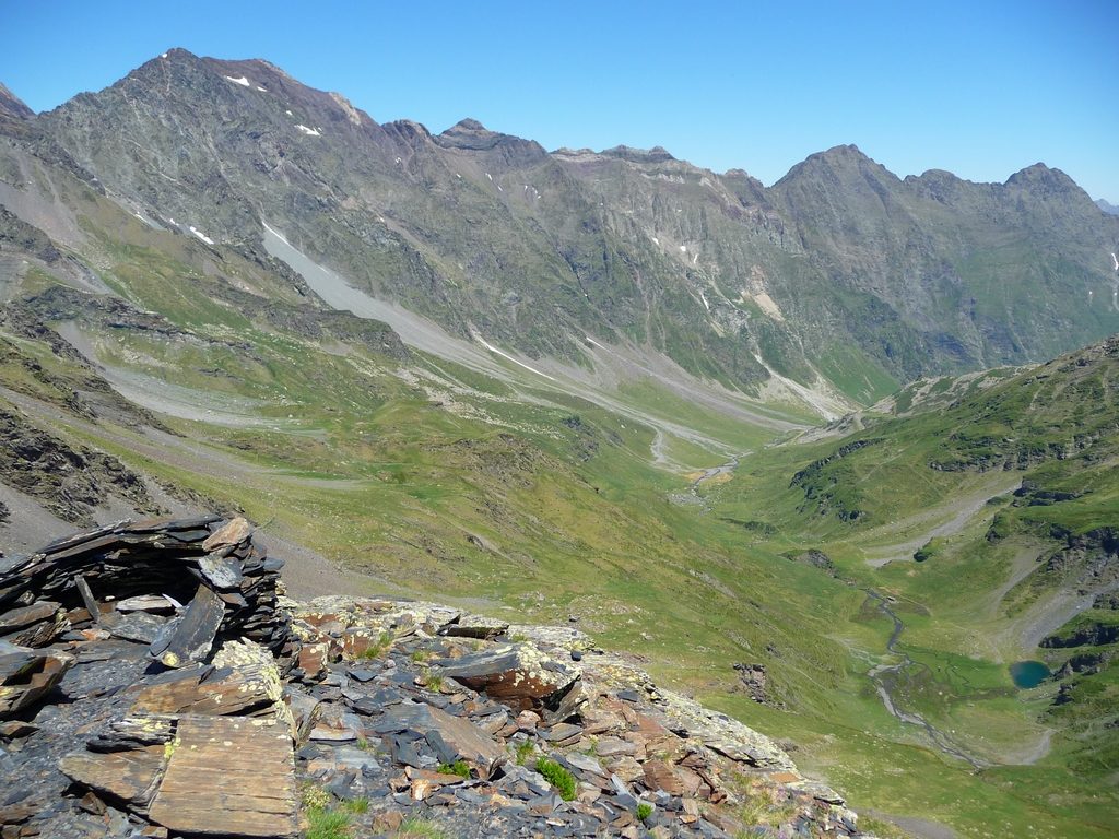 panorama-campbieil-gauche-bugatet-droite-lac-badet-visible-contrebas-fleurs-roche-hourquette-heas