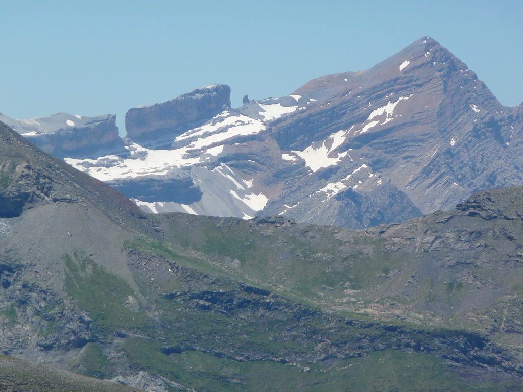 breche-roland-et-taillon-bien-sur-fleurs-roche-hourquette-heas