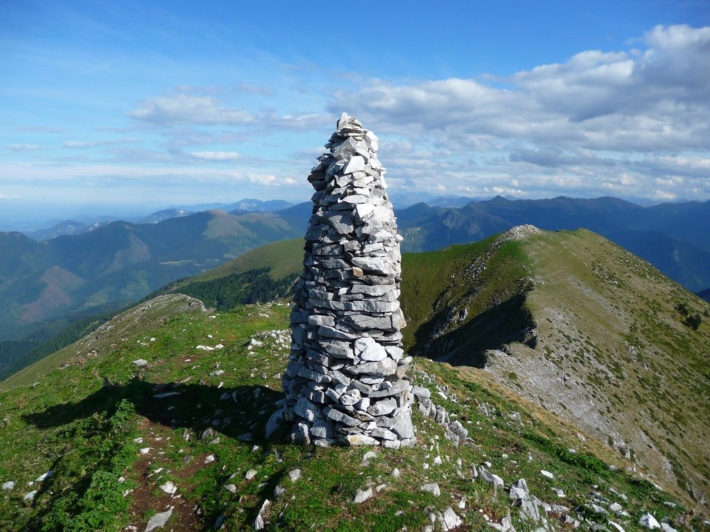 grand-cairn-sommet-signal-bassia