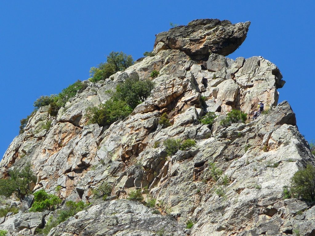 en-zoomant-on-discerne-grimpeurs-sur-droite-gorges-heric-caroux