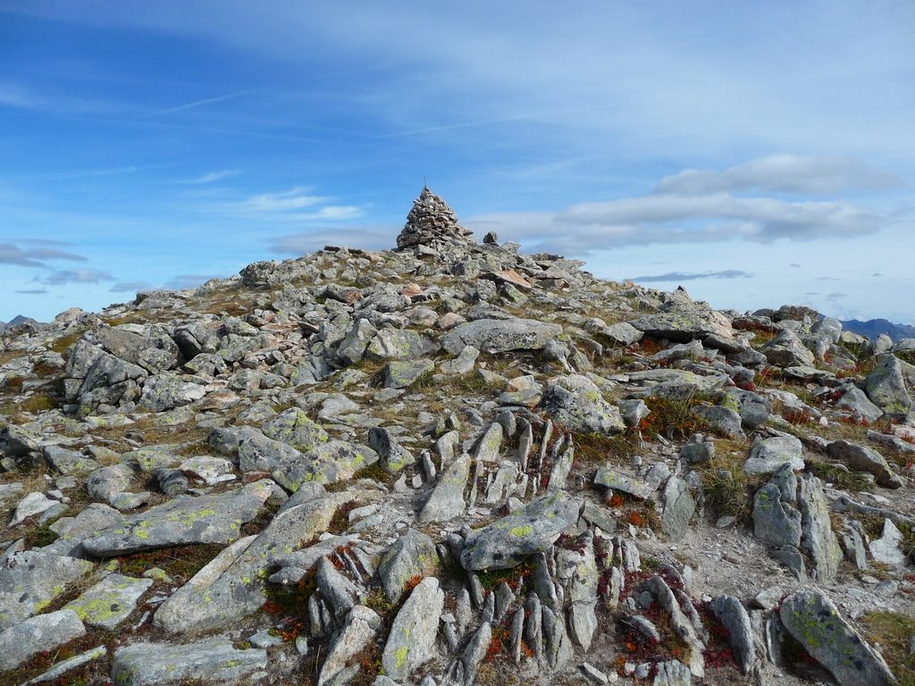 cairn-sommital-premier-jour-automne-pic-madamete