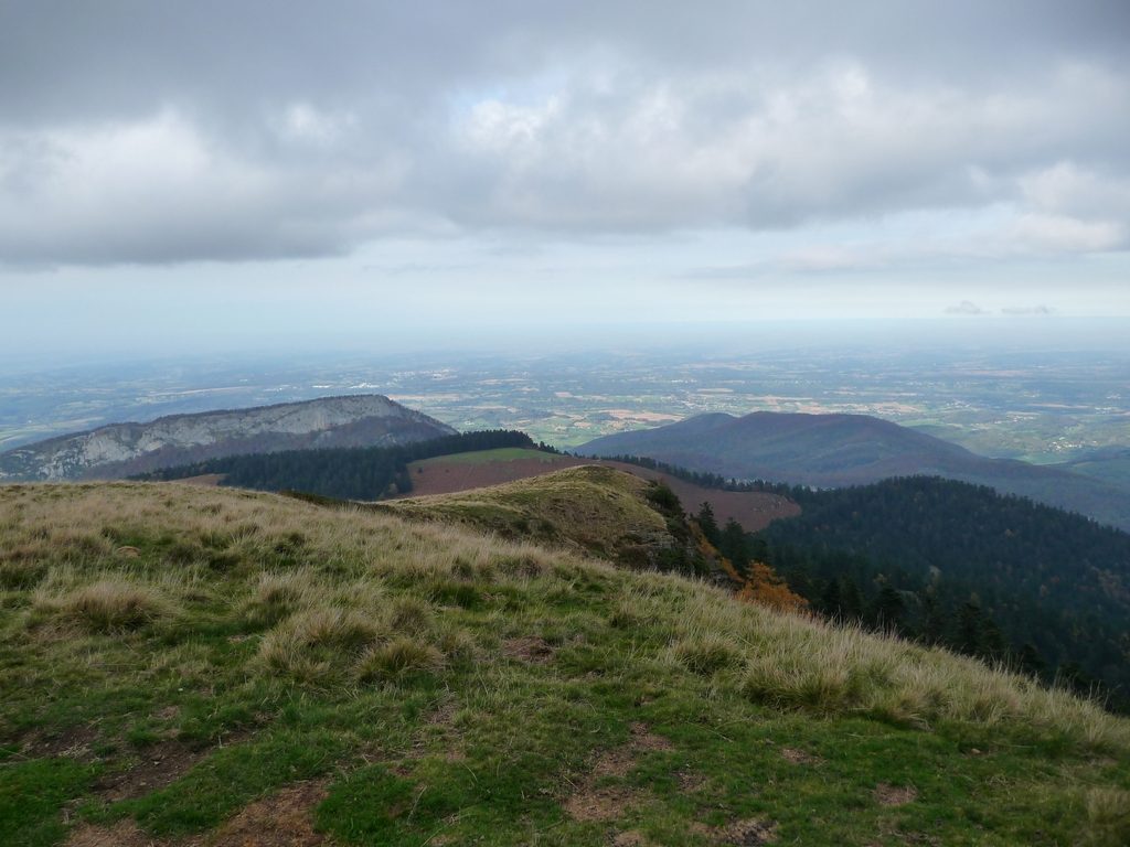 falaise-pene-haute-et-plaine-entree-vallee-aure-montaut